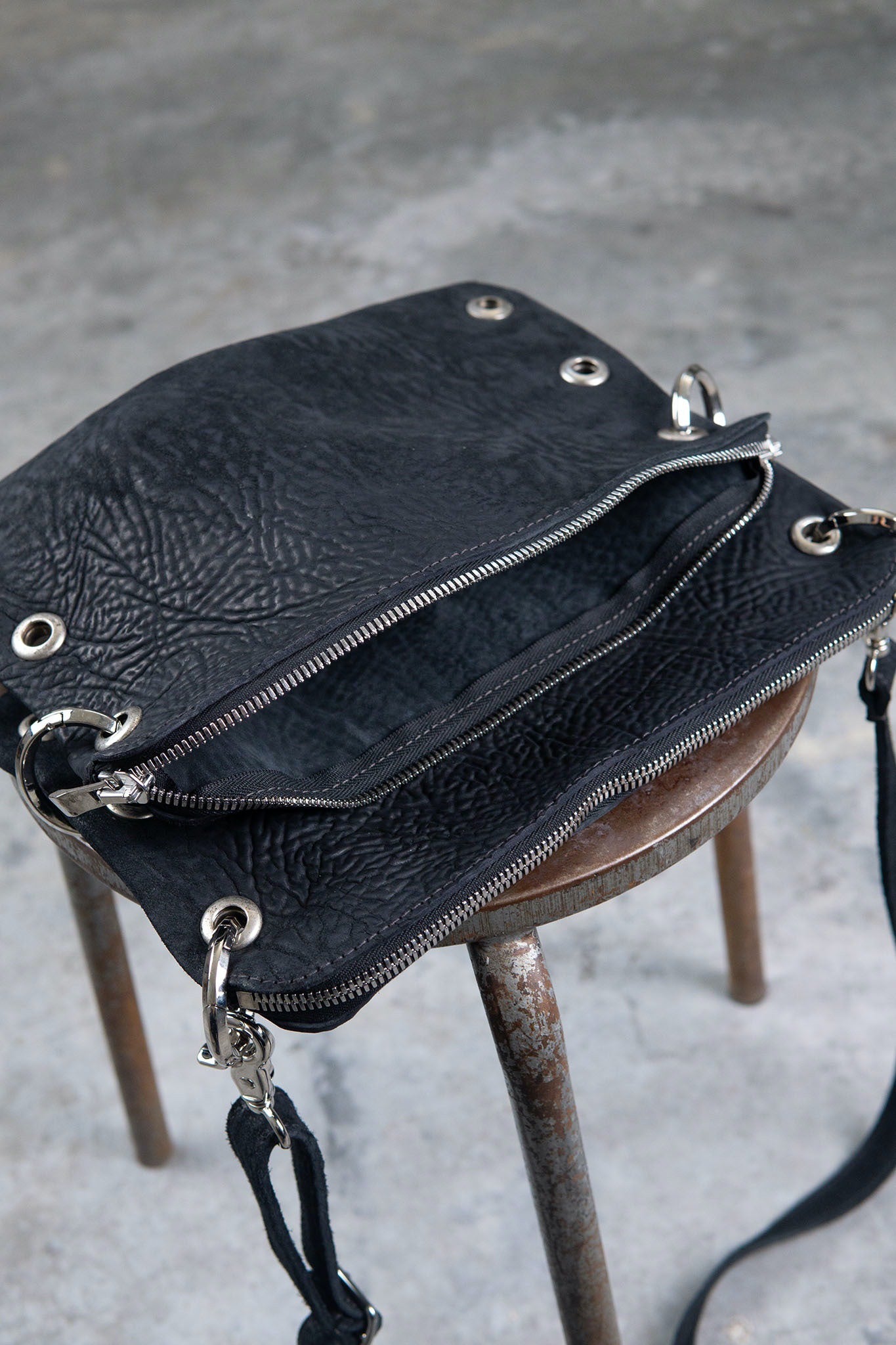 HORSE BUTT RG LEATHER SMALL BAG  RA-1