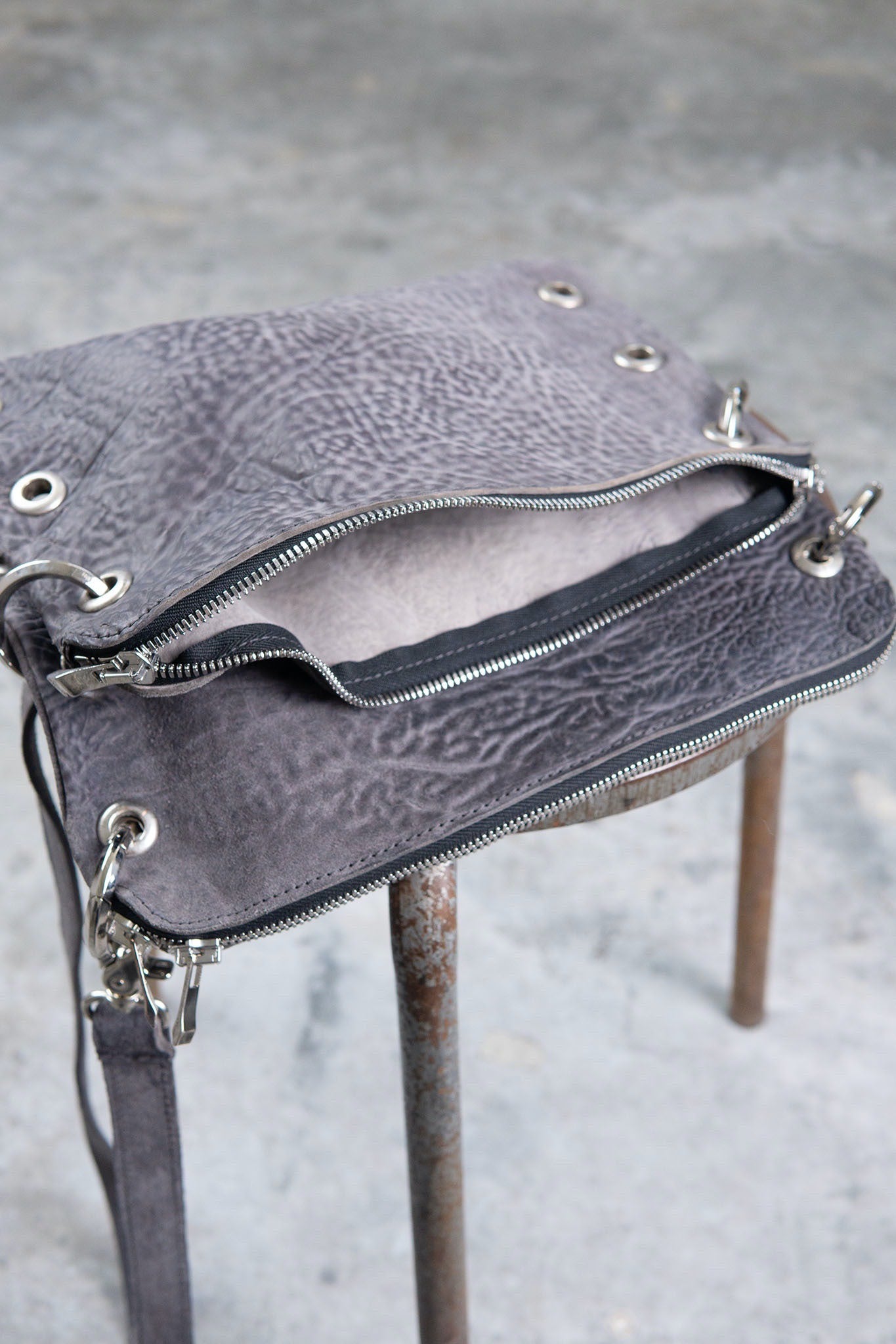 HORSE BUTT RG LEATHER SMALL BAG  RA-1