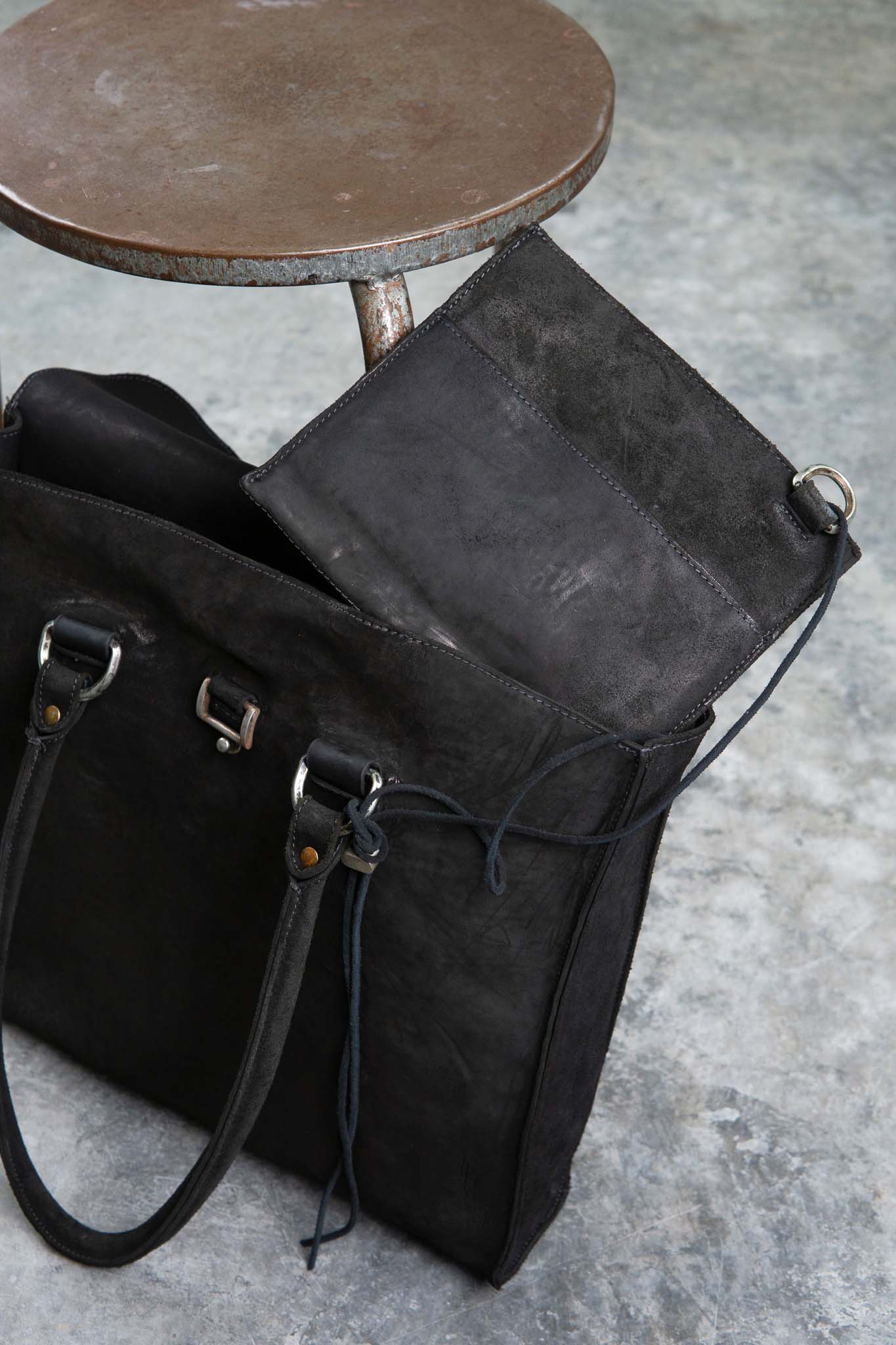 HORSE BUTT LEATHER BAG TOTO WB-3 UNLINED WITH MEDIUM PURSE PIECE DYED