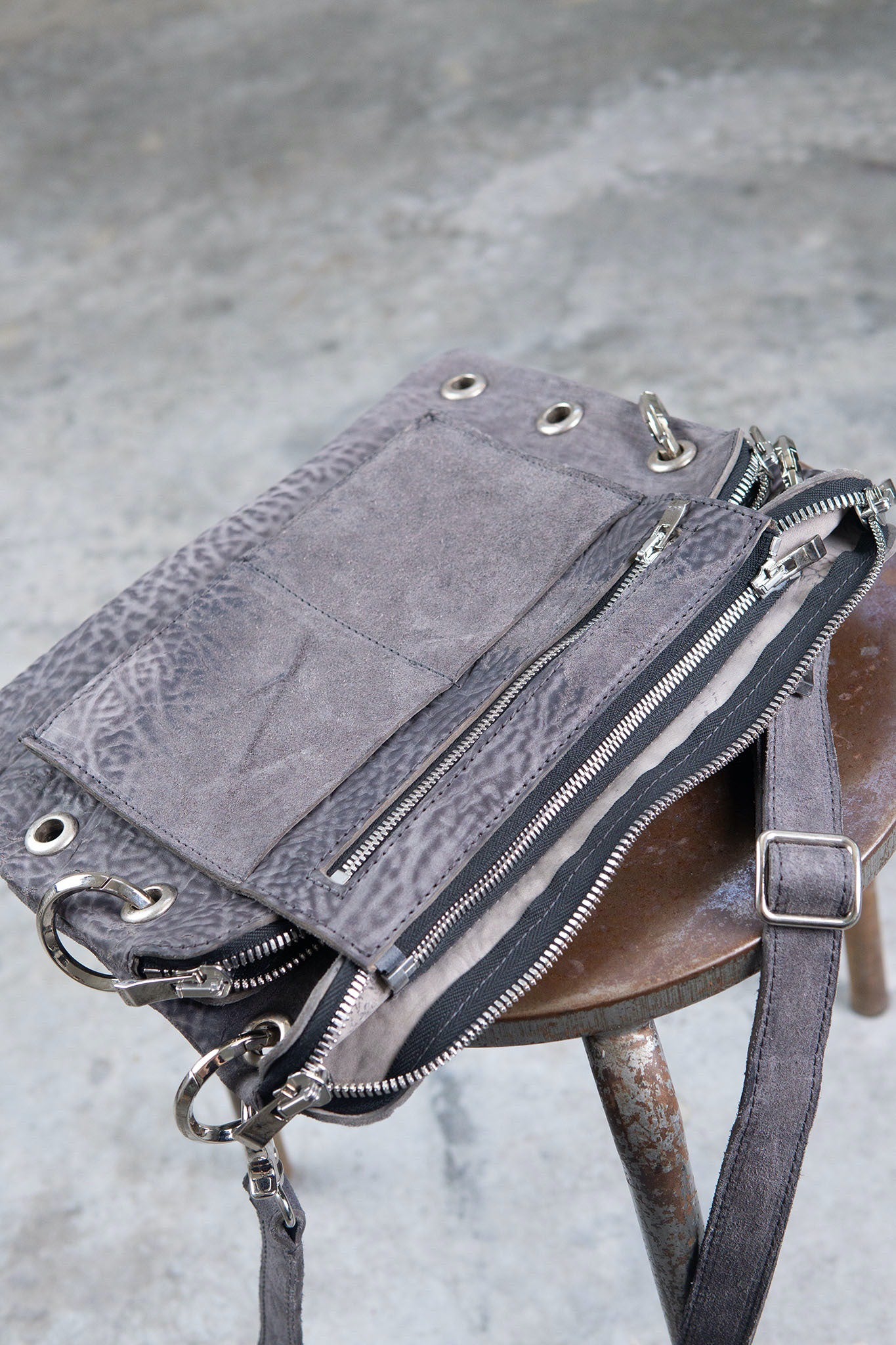 HORSE BUTT RG LEATHER SMALL BAG  RA-1