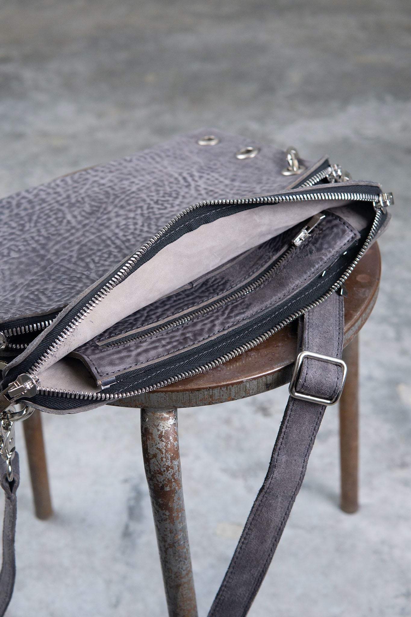 HORSE BUTT RG LEATHER SMALL BAG  RA-1