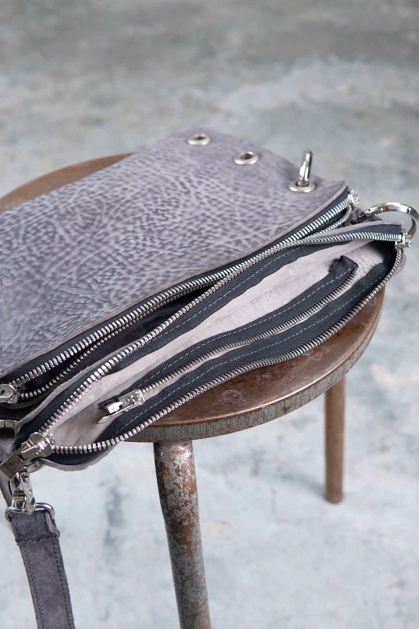 HORSE BUTT RG LEATHER SMALL BAG  RA-1