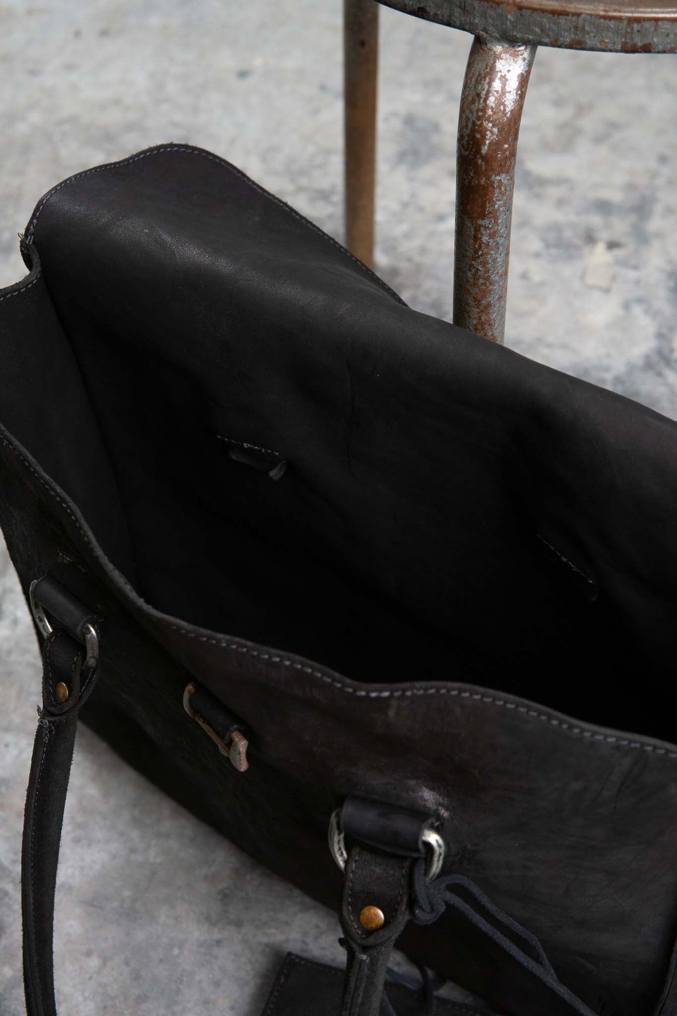 HORSE BUTT LEATHER BAG TOTO WB-3 UNLINED WITH MEDIUM PURSE PIECE DYED